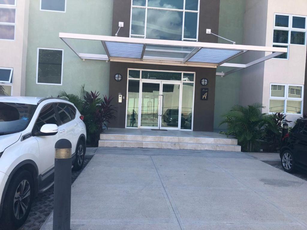 Lovely 2 Bedroom C̅ Netflix Across National Stadium Kingston Dış mekan fotoğraf