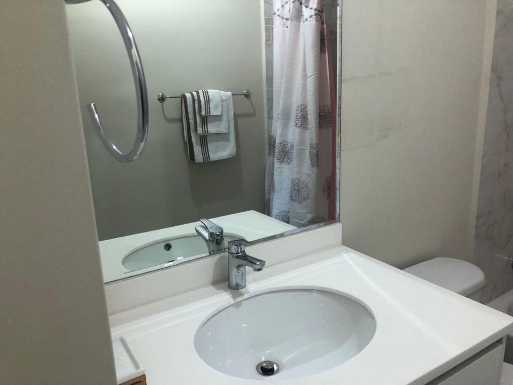 Lovely 2 Bedroom C̅ Netflix Across National Stadium Kingston Dış mekan fotoğraf