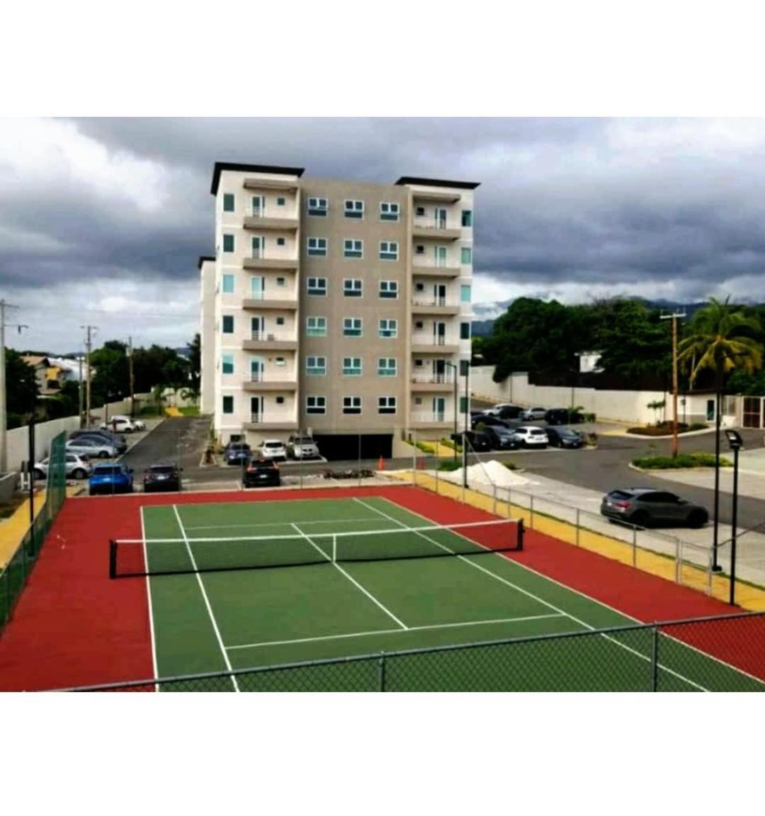 Lovely 2 Bedroom C̅ Netflix Across National Stadium Kingston Dış mekan fotoğraf
