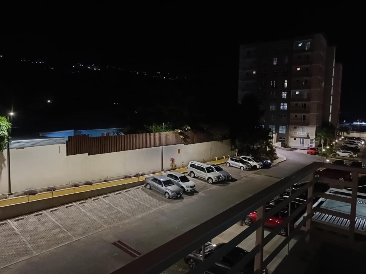 Lovely 2 Bedroom C̅ Netflix Across National Stadium Kingston Dış mekan fotoğraf