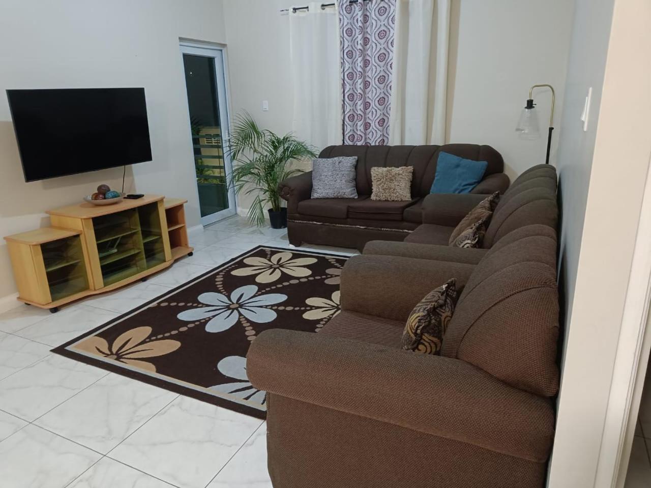 Lovely 2 Bedroom C̅ Netflix Across National Stadium Kingston Dış mekan fotoğraf